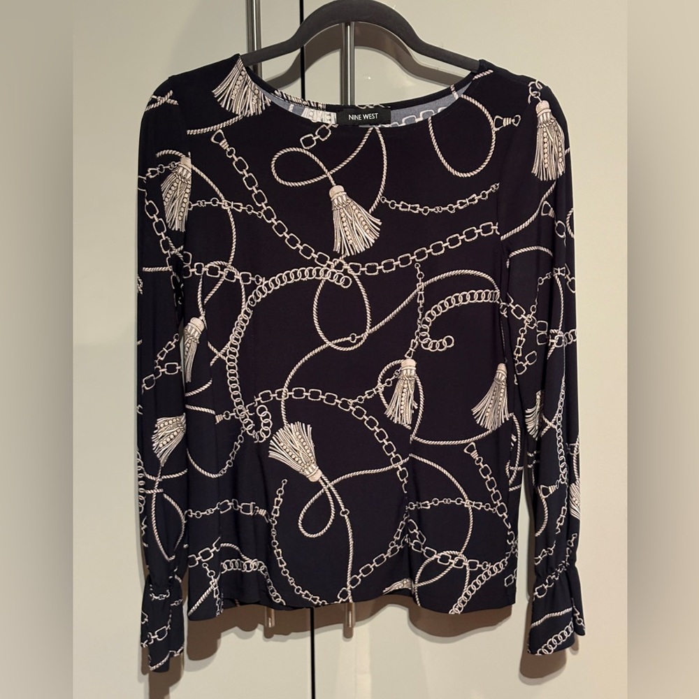 NWOT…never worn…
magnificent Nine West blouse...like new!